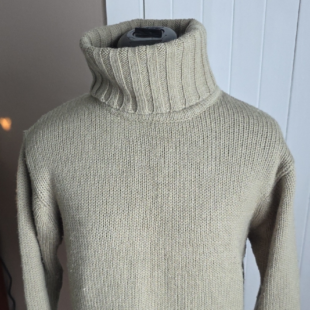 Elegant Women's Green Turtleneck Sweater